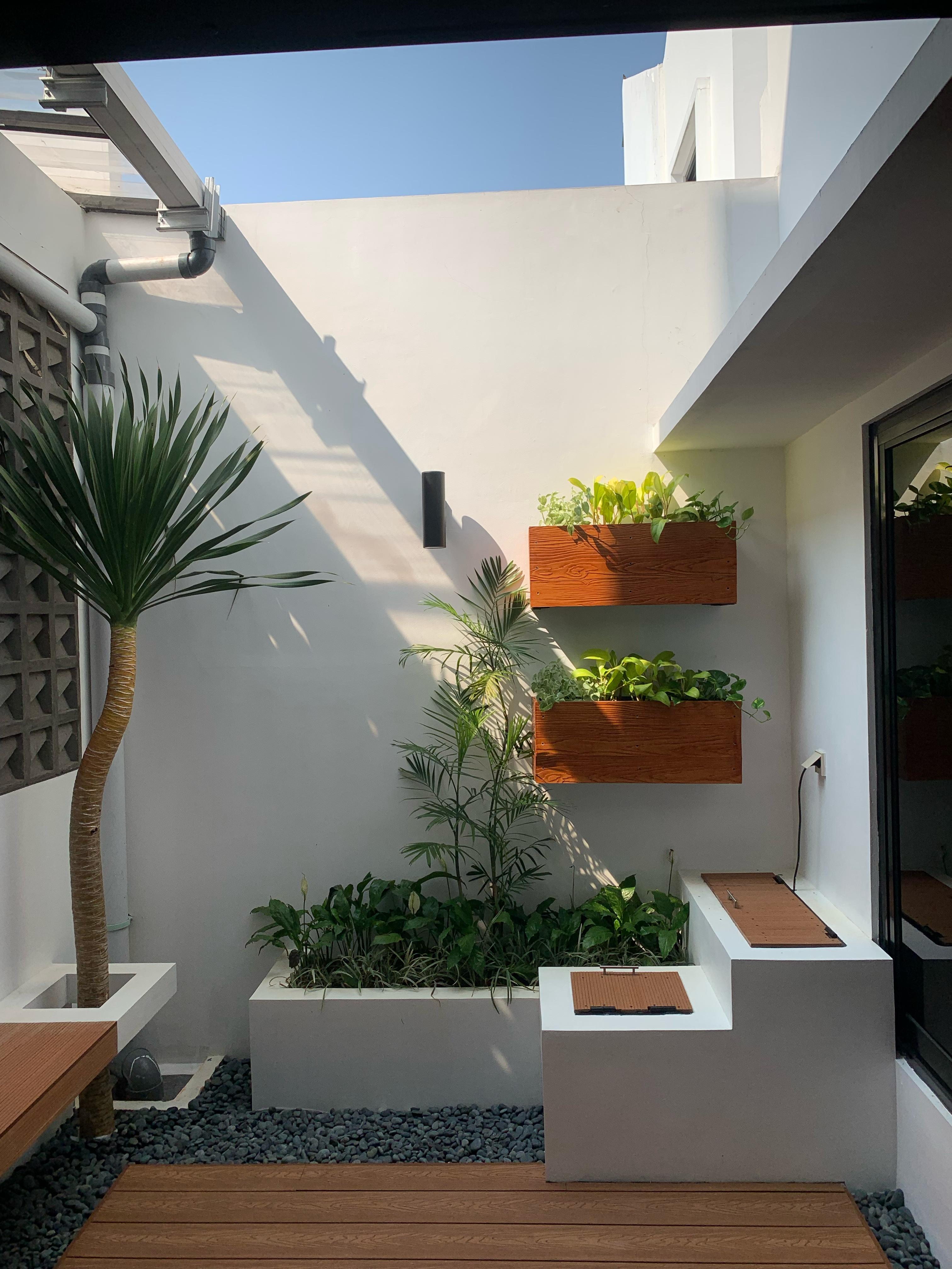 Area barbeque outdoor dengan alat panggang dan meja makan